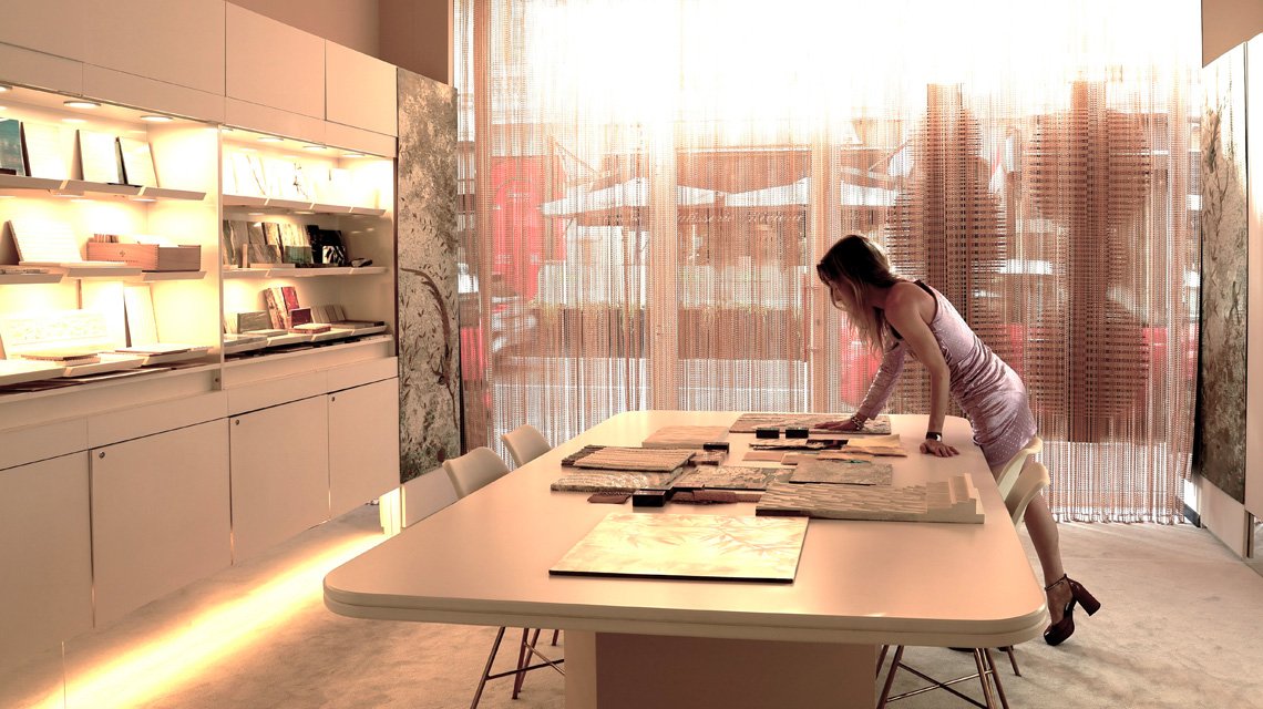 Rideau sur mesure en chaînes à maillons aluminium anodisé pour une vitrine d'agence d'architectes  - <p>Rideau sur mesure en chaînes à maillons aluminium anodisé pour une vitrine d’agence d’architectes</p>