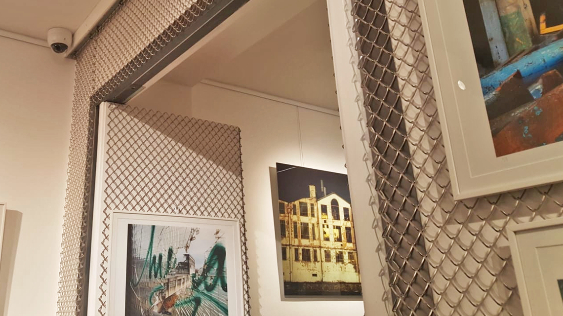 Habillage mural en maille métallique inox GAUDI www.maillemetaldesign.fr