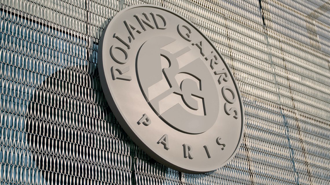 Façade en maille métallique spiralée fabriquée sur mesure en acier inoxydable 316L par notre fabricant Codina pour le projet de la réhabilitation du Triangle Historique de Roland Garros à Paris @maillemetaldesign  - <p>Façade en maille métallique spiralée fabriquée sur mesure en acier inoxydable 316L par notre fabricant Codina pour le projet de la réhabilitation du Triangle Historique de Roland Garros à Paris @maillemetaldesign</p>