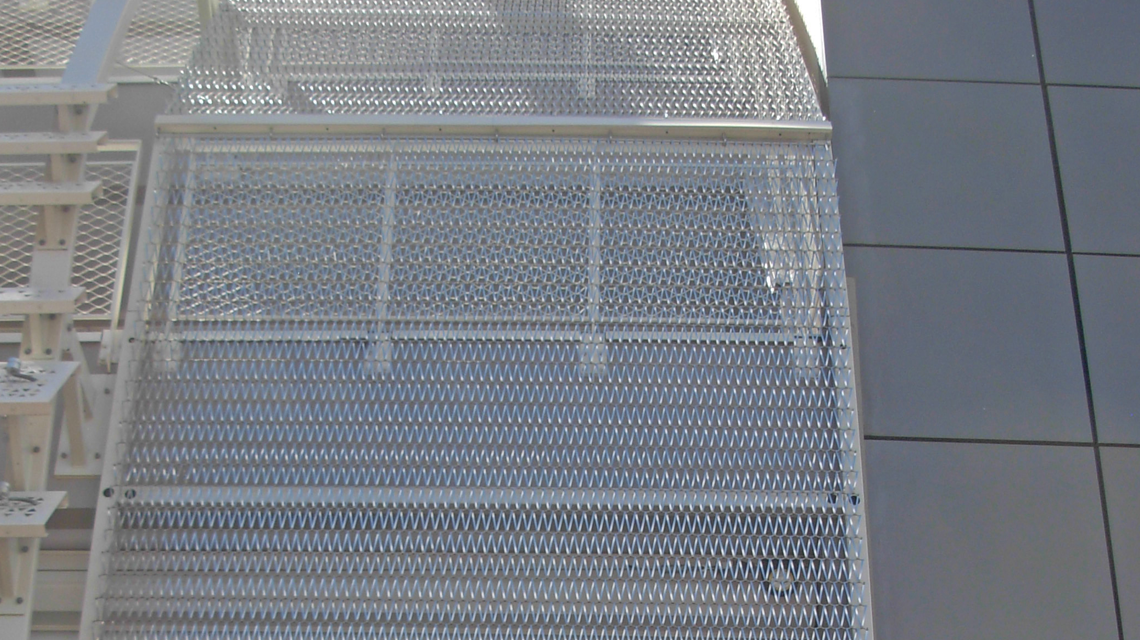 Façade en maille métallique spiralée inox EIFFEL40100 www.maillemetaldesign.fr