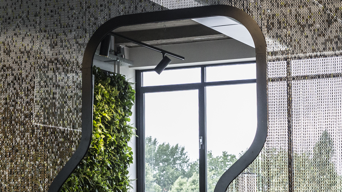 Séparateur d'espaces bureaux chaînes à maillons aluminium kriska www.maillemetaldesign.fr