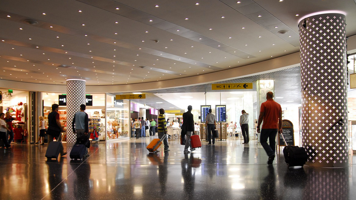 Revêtement colonnes en tôles perforées personnalisées wellTEC® aéroport Lisbonne www.maillemetaldesign.fr