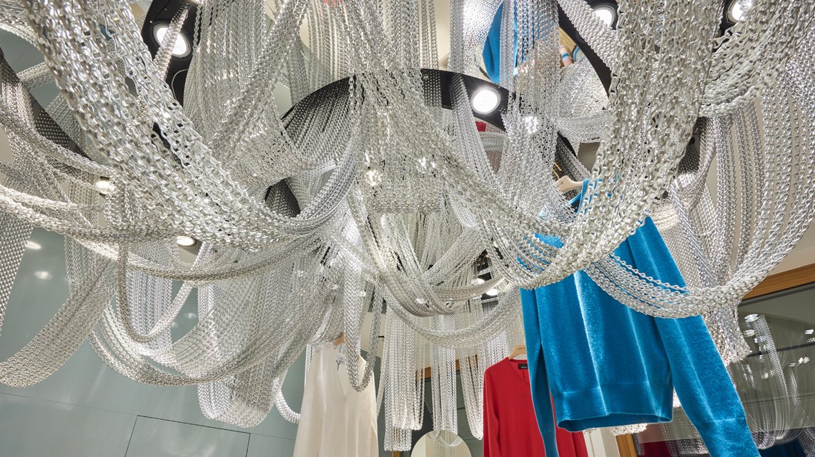 Lustre sur mesure en chaînes à maillons aluminium anodisé Kriskadecor  - <p>12. Lustre sur mesure en chaînes à maillons aluminium anodisé Kriskadecor</p>
