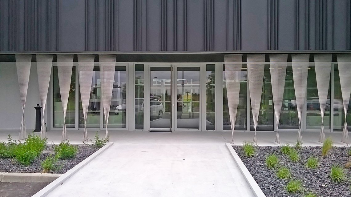 Maille métallique spiralée ions MIES @maillemetaldesign - <p>maille métallique inox architecturale en façade <a href=