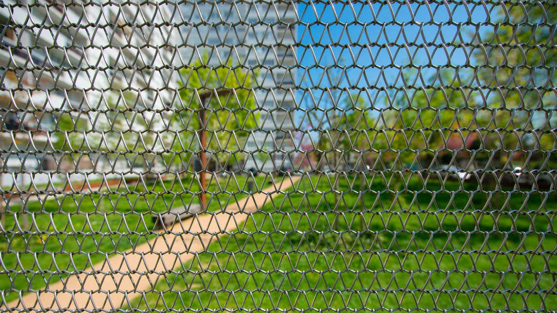 Clôture sur mesure en maille métallique spiralée en acier inoxydable pour le city stand d'Alfortville - <p>Réalisés sur mesure, les panneaux en résille métallique spiralée, modèle Torroja-R de notre partenaire Codina Architectural, définissent avec justesse les contours du terrain, tout en laissant circuler la lumière, les regards et l’air. <br class='autobr' />
Leur trame régulière accompagne les lignes du site et s’efface dans le paysage, offrant une présence discrète, presque immatérielle.</p>