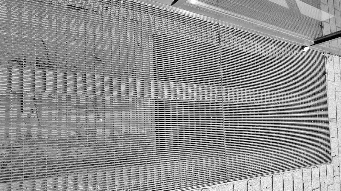 Caillebotis SLOT RADIUS Acier inox St Maur des Fossées www.slotdesign.fr - <p>Caillebotis SLOT RADIUS Acier inox St Maur des Fossées <a href=