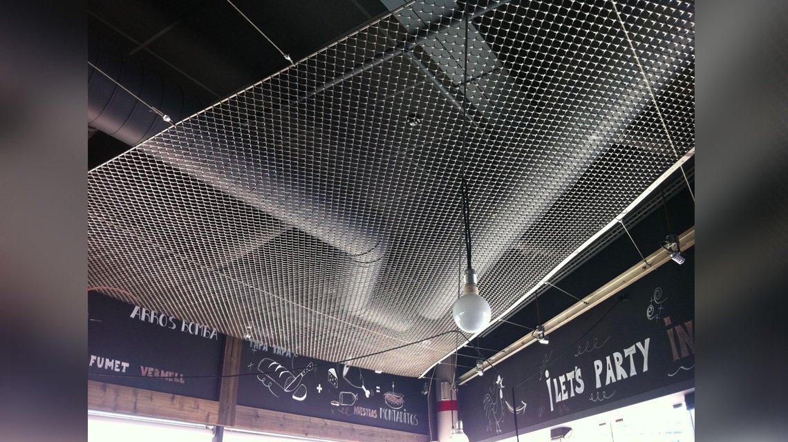 plafond en maille métallique tendue en acier inoxydable GAUDI F @maillemetaldesign  - <p>maille métallique acier inoxydable fabriquée sur mesure pour l’architecture d’intérieur et d’extérieure : garde-corps, habillage mural, plafond, mobilier, façade, clôture</p>