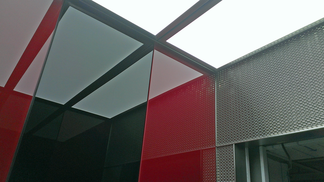 Habillage mural des ascenseurs aéroport Francfort maille métallique acier inoxydable JACOBSEN 612 www.maillemetaldesign.fr