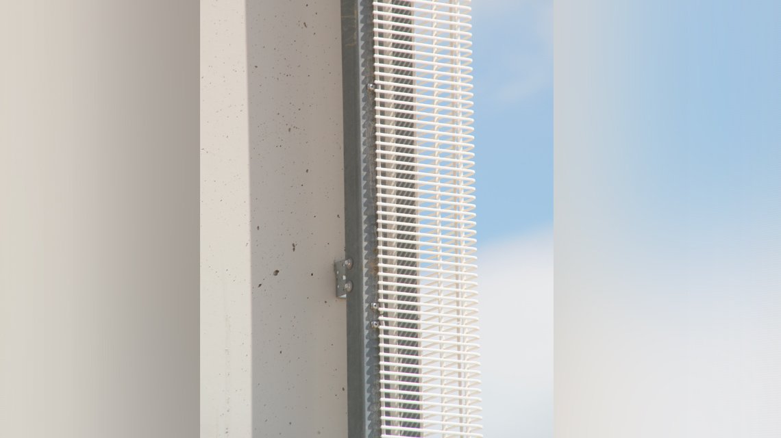 Grille électro-soudée thermolaquée appelées SLOT mises en oeuvre sur la façade du bâtiment de l'institut photovoltaïque de Saclay @maillemetaldesign - <p>Grille électro-soudée thermolaquée appelées SLOT mises en oeuvre sur la façade du bâtiment de l’institut photovoltaïque de Saclay @maillemetaldesign</p>