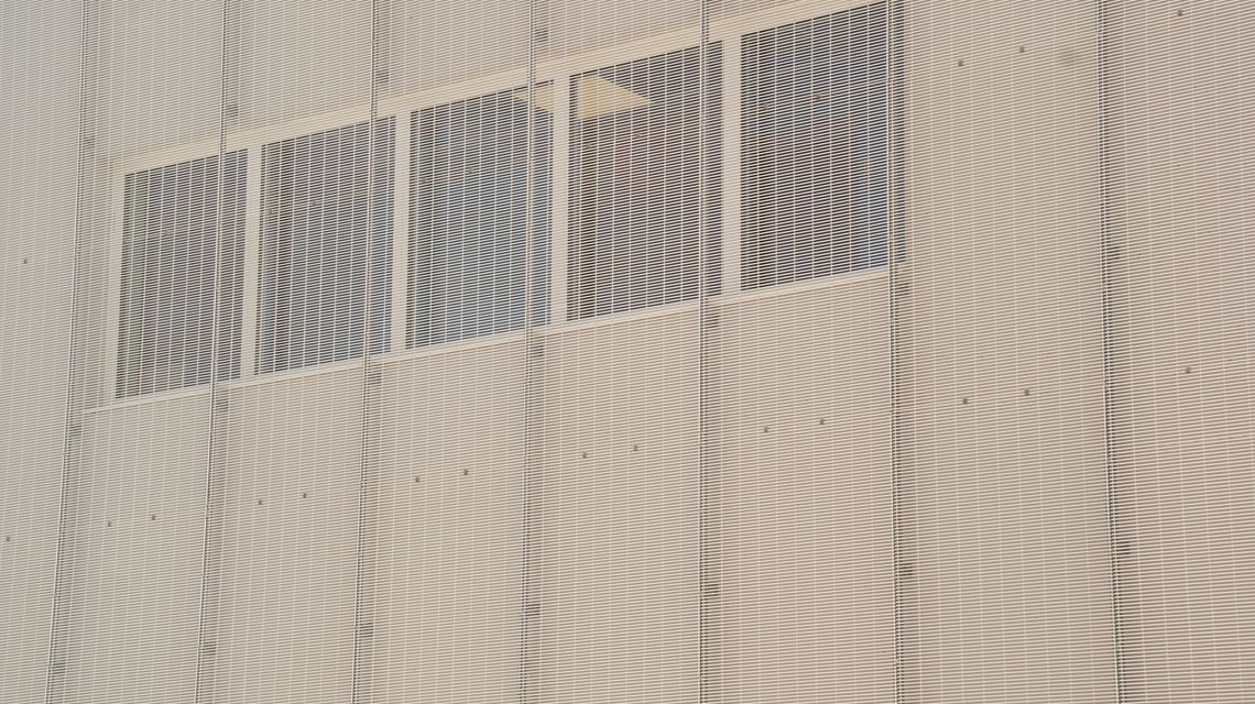 Grille électro-soudée thermolaquée appelées SLOT mises en oeuvre sur la façade du bâtiment de l'institut photovoltaïque de Saclay @maillemetaldesign - <p>Grille électro-soudée thermolaquée appelées SLOT mises en oeuvre sur la façade du bâtiment de l’institut photovoltaïque de Saclay @maillemetaldesign</p>
