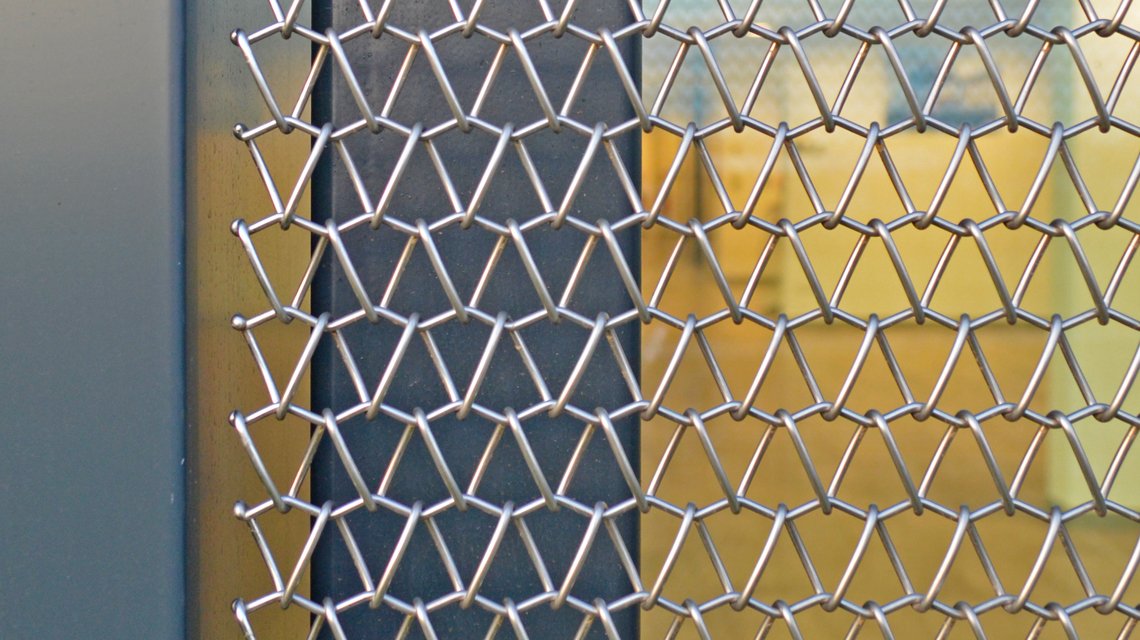 Brise soleil en maille métallique inox TORROJA @maillemetaldesign - <p>maille métallique inox spiralée pour l’architecture et le design en façade @maillemetaldesign</p>