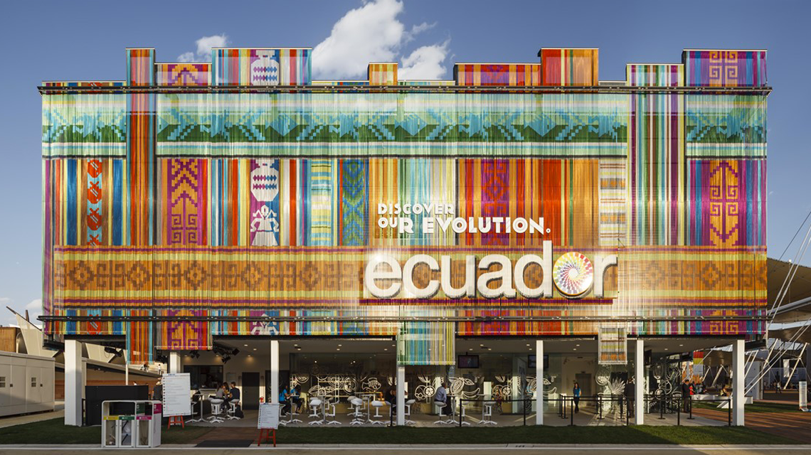 Façade en chaînes à maillons aluminium colorés kriska Milan www.maillemetaldesign.fr