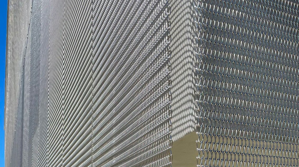 maille métallique MIES acier inoxydable en façade @maillemetaldesign - <p>maille métallique MIES acier inoxydable en façade @maillemetaldesign</p>