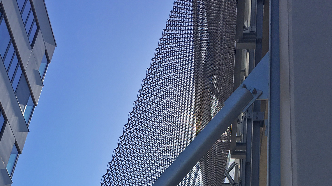 Façade en maille métallique inox spiralée EIFFEL4050 www.maillemetaldesign.fr