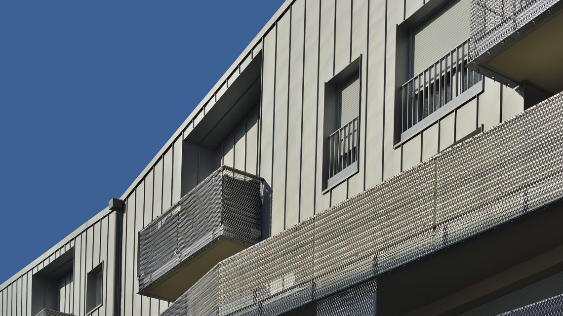 Façade & garde-corps en maille métallique spiralée en acier inoxydable www.maillemetaldesign.fr - <p>Dans ce projet de création de logements à Malakoff, la maille métallique en acier inoxydable a été intégrée comme remplissage de garde-corps et habillage en façade des bâtiments. Maille métallique spiralée EIFFEL40100 inox et son système de fixation TF60. La maille assure à la fois le remplissage des garde-corps et un habillage architectural continu, créant une lecture fluide et rythmée de l’enveloppe du bâtiment.</p>