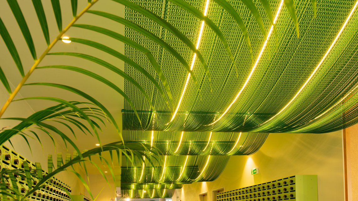 Habillage de plafond en chaînes à maillons Kriskadecor  - <p>habillage plafond luminaires sur mesure en chaînes à maillons kriskadecor projet @maillemetaldesign</p>