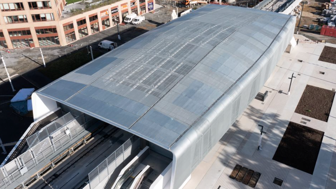 maille métallique spiralée aluminium - <p>habillage station de métro de rennes</p>