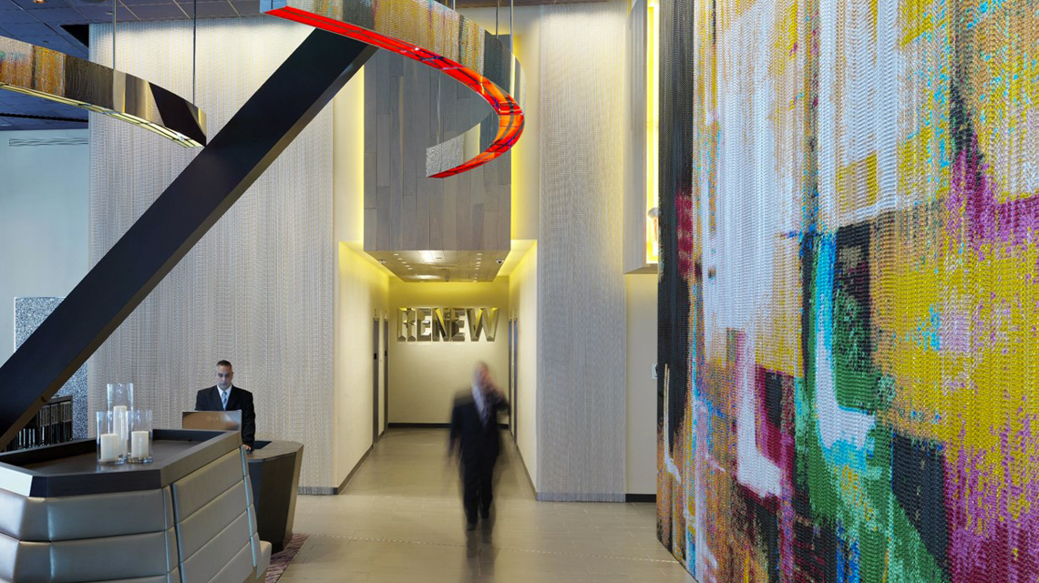 Habillage mural du hall d'entrée en chaînes à maillons aluminium colorées kriska NOVOTEL Tima Square NY www.maillemetaldesign.fr