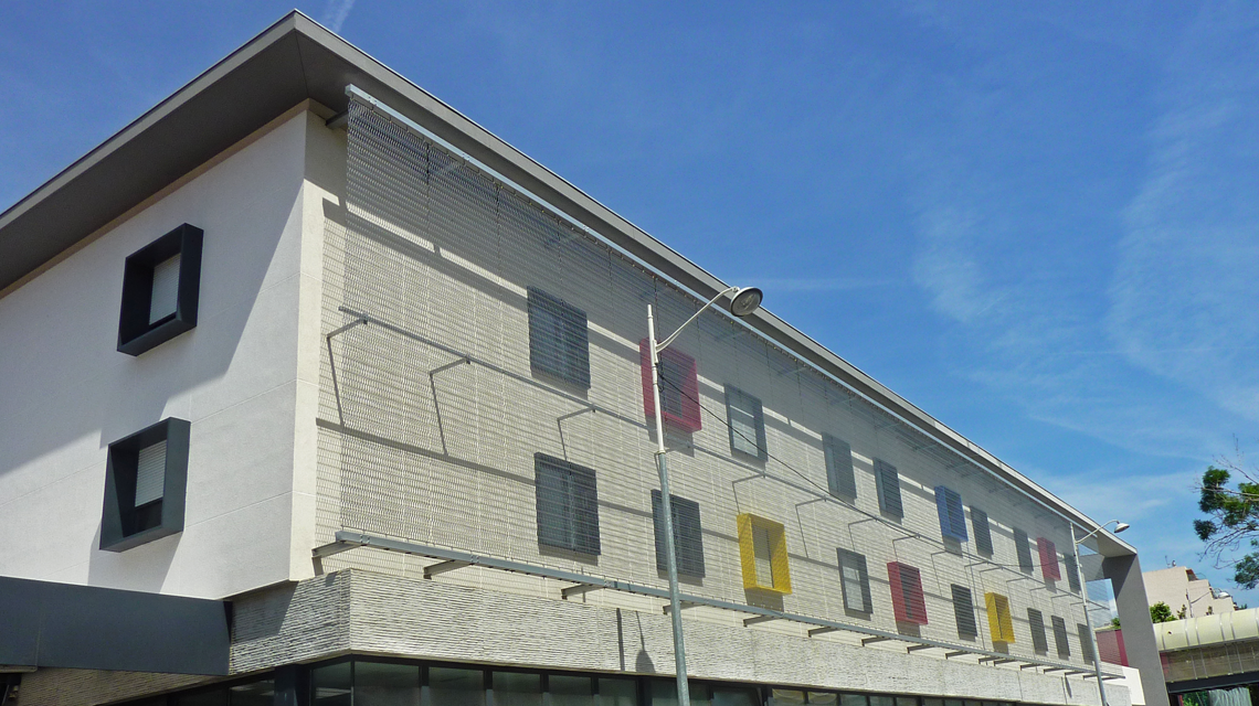 Façade en maille métallique spiralée inox EIFFEL40100 www.maillemetaldesign.fr