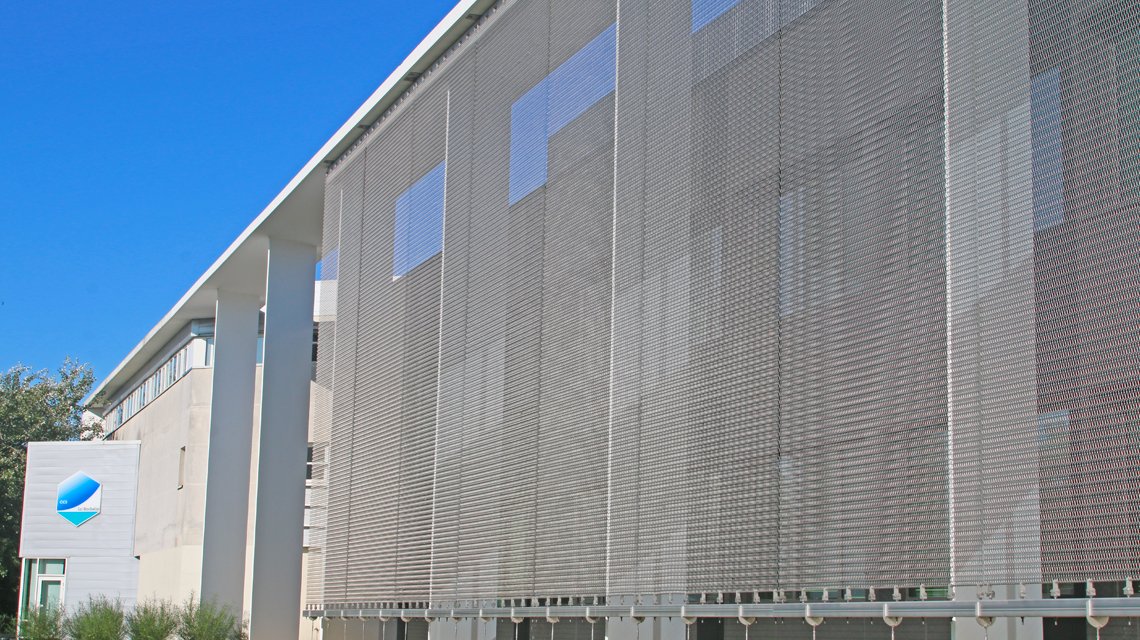 Façade en maille métallique inox CODERCH - @maillemetaldesign