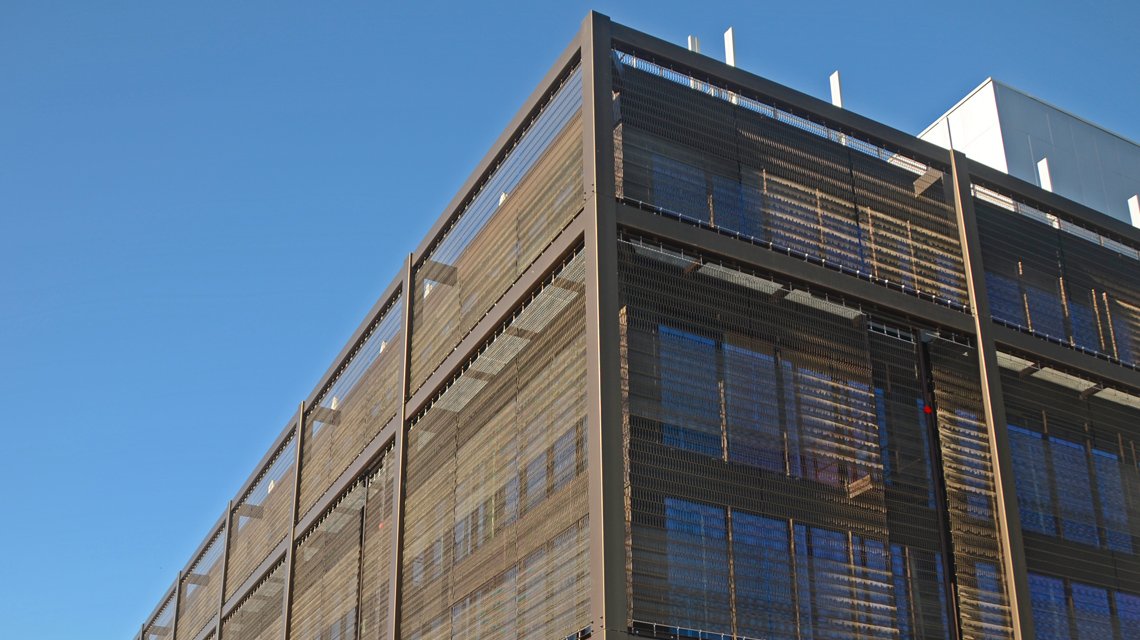 Façade double peau en résille métallique aluminium anodisé bronze EIFFEL www.maillemetaldesign.fr