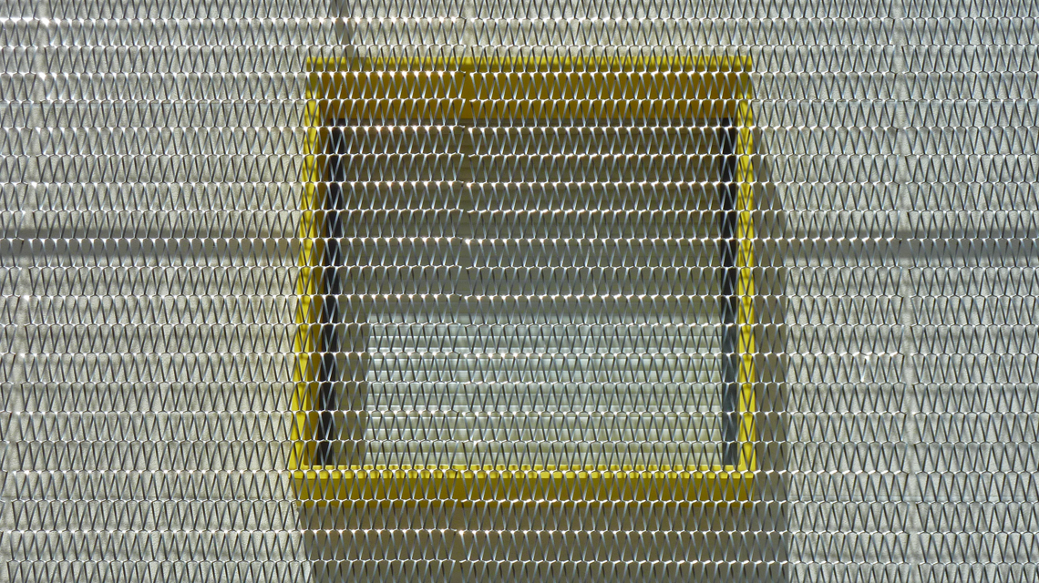 Façade en maille métallique spiralée inox EIFFEL40100 www.maillemetaldesign.fr