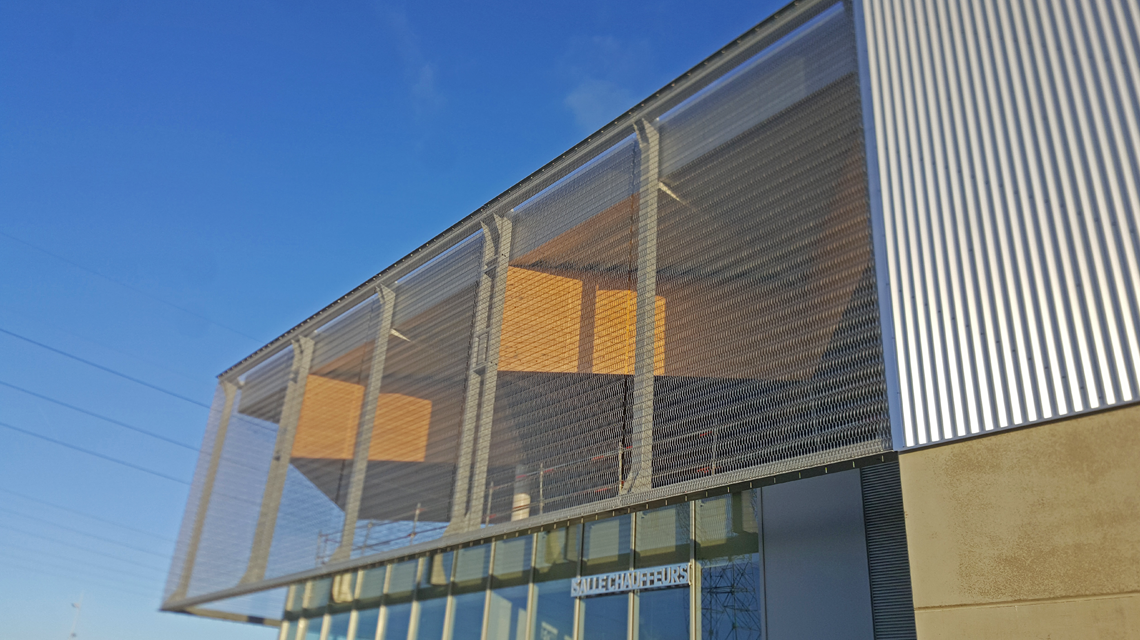 Façades en maille métallique spiralée inox EIFFEL40100 www.maillemetaldesign.fr