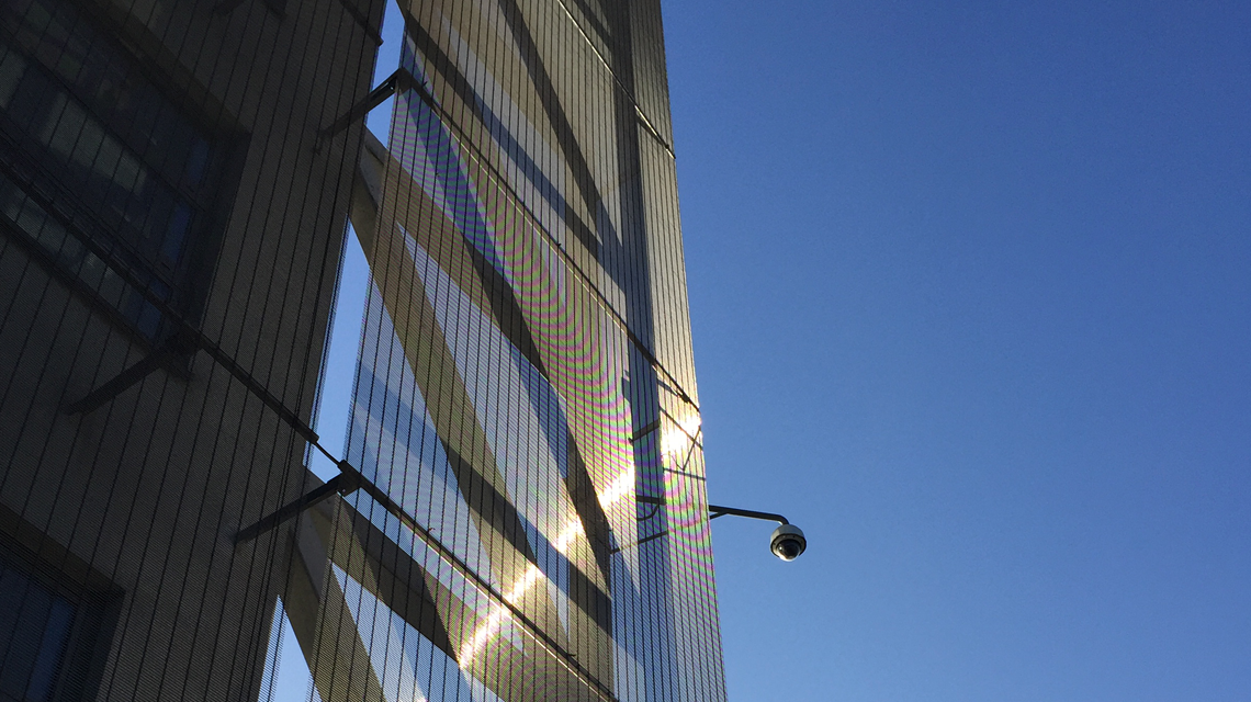 façade en maille métallique câblée inox pour un parking www.maillemetaldesign.fr - <p>18. façade en maille métallique câblée inox pour un parking <a href=