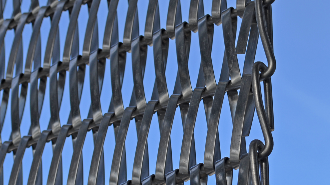 Parement escalier extérieur en maille métallique INOX EIFFEL1550 @maillemetaldesign