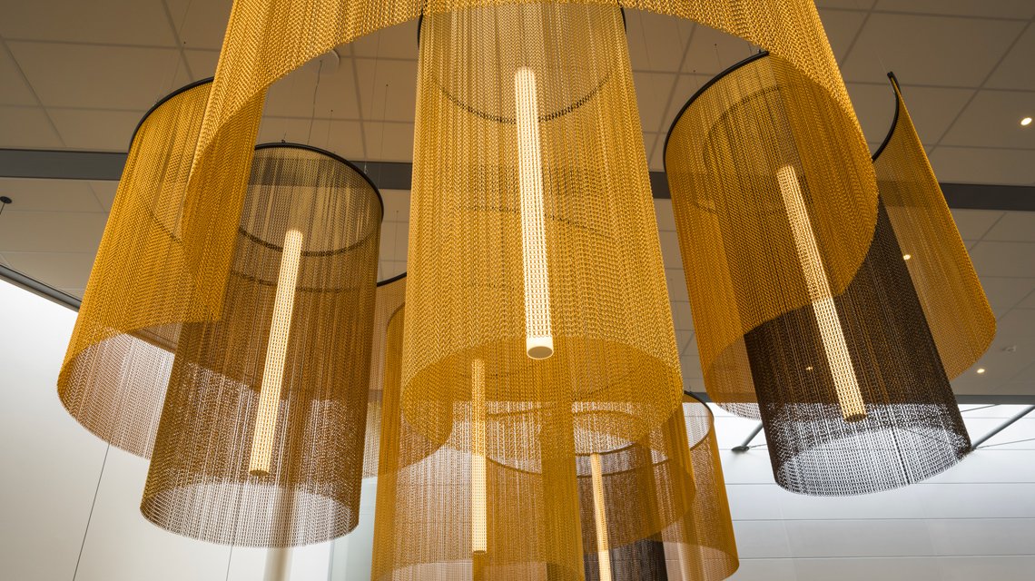 luminaires en chaînes à maillons aluminium kriskadecor pour ce théâtre - <p>luminaires en chaînes à maillons aluminium kriskadecor pour ce théâtre</p>