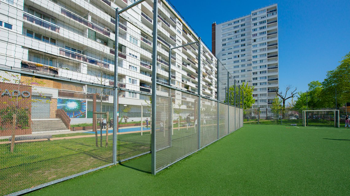 Clôture sur mesure en maille métallique spiralée en acier inoxydable pour le city stand d'Alfortville - <p>Réalisés sur mesure, les panneaux en résille métallique spiralée, modèle Torroja-R de notre partenaire Codina Architectural, définissent avec justesse les contours du terrain, tout en laissant circuler la lumière, les regards et l’air. <br class='autobr' />
Leur trame régulière accompagne les lignes du site et s’efface dans le paysage, offrant une présence discrète, presque immatérielle.</p>