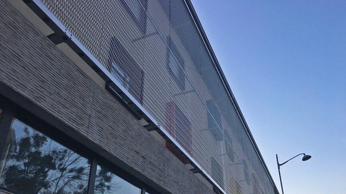 Façade en maille métallique spiralée inox EIFFEL40100 www.maillemetaldesign.fr