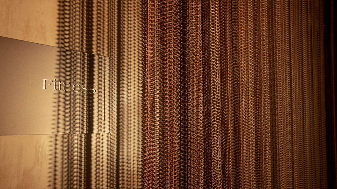 Rideaux et habillage mural en maille métallique MIES effet rouillé www.maillemetaldesign.fr