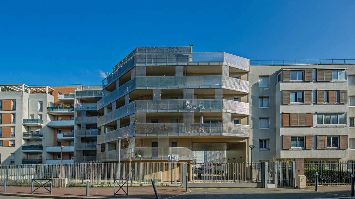 Façade & garde-corps en maille métallique spiralée en acier inoxydable www.maillemetaldesign.fr - <p>Dans ce projet de création de logements à Malakoff, la maille métallique en acier inoxydable a été intégrée comme remplissage de garde-corps et habillage en façade des bâtiments. Maille métallique spiralée EIFFEL40100 inox et son système de fixation TF60. La maille assure à la fois le remplissage des garde-corps et un habillage architectural continu, créant une lecture fluide et rythmée de l’enveloppe du bâtiment.</p>