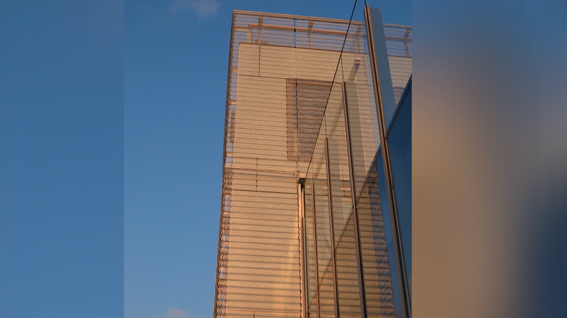 Façade en maille métallique spiralée fabriquée sur mesure en acier inoxydable 316L par notre fabricant Codina pour le projet de la réhabilitation du Triangle Historique de Roland Garros à Paris @maillemetaldesign  - <p>Façade en maille métallique spiralée fabriquée sur mesure en acier inoxydable 316L par notre fabricant Codina pour le projet de la réhabilitation du Triangle Historique de Roland Garros à Paris @maillemetaldesign</p>
