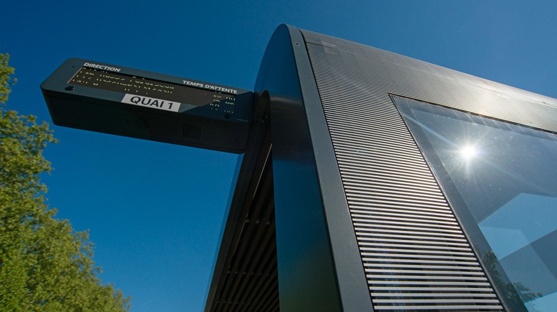 Slot inox 316L cintré sur mesure – Habillage abri Tram 12 Express - <p>Grille électro-soudée type slot en inox AISI 316L, cintrée sur mesure pour l’habillage architectural des abris du Tram 12 Express. Une solution performante pour infrastructure publique combinant résistance mécanique, durabilité et design contemporain.</p>