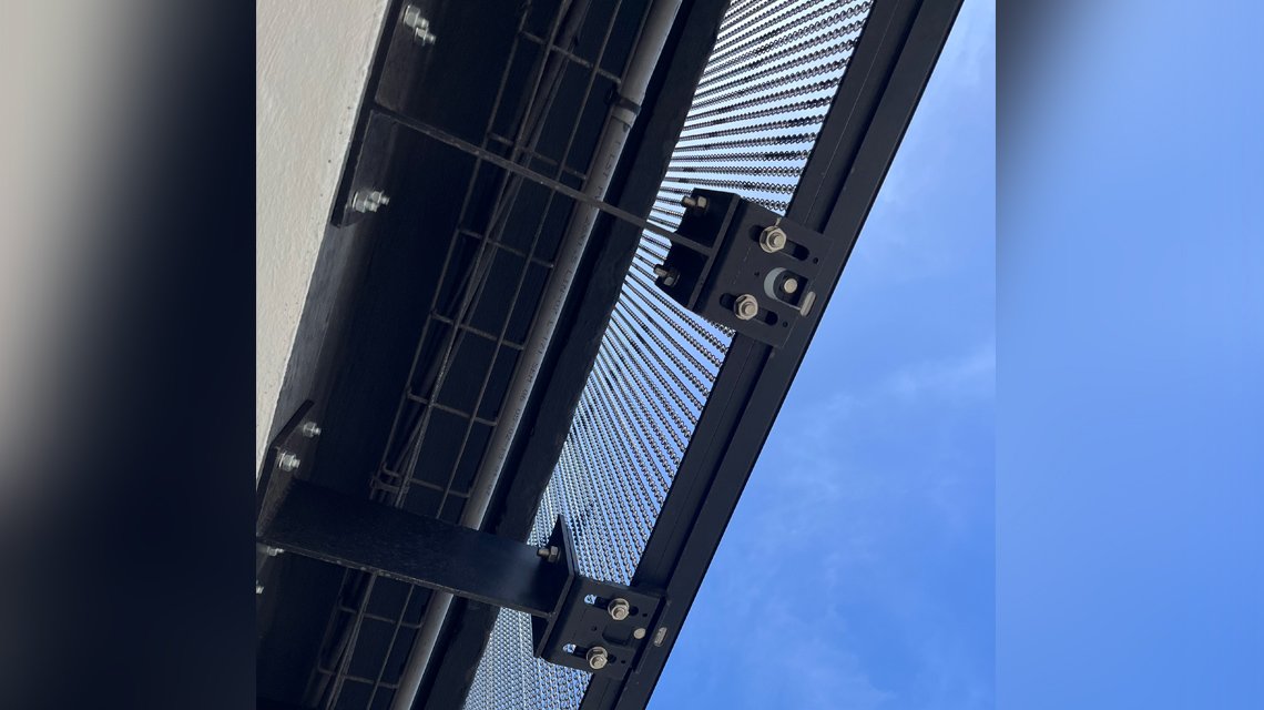 Façade des bureaux Air Tahiti en chaînes à maillons aluminium design by kriskadecor  - <p>Façades des bureaux Air Tahiti situés à Papeete et habillées sur mesure par les chaînes à maillons Kriskadecor avec le système de fixation et de tension KDC Thin System.</p>