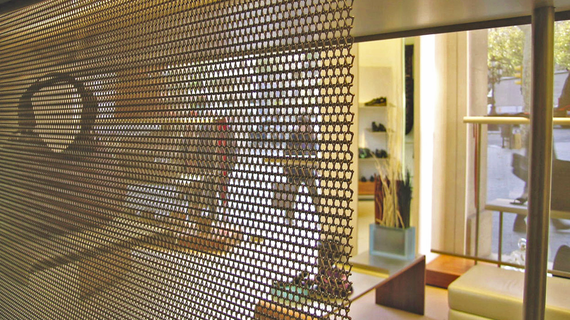 habillage de vitrine en maille métallique spiralée inox www.maillemetaldesign.fr  - <p>habillage de vitrine en maille métallique spiralée inox <a href=