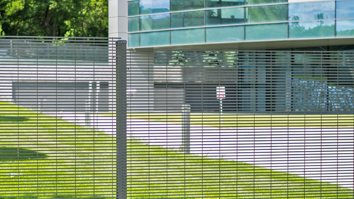 Clôture en grille électro-soudée SLOT www.maillemetaldesign.fr - <p>Clôture en grille électro-soudée SLOT <a href=