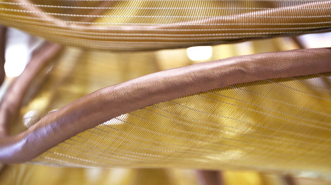 Détail du luminaire en maille métallique Liner Gold - <p>Gros plan sur la maille métallique Liner Gold utilisée pour la réalisation du chandelier architectural du restaurant Le Voyage, à bord du Celebrity Xcel.</p>
