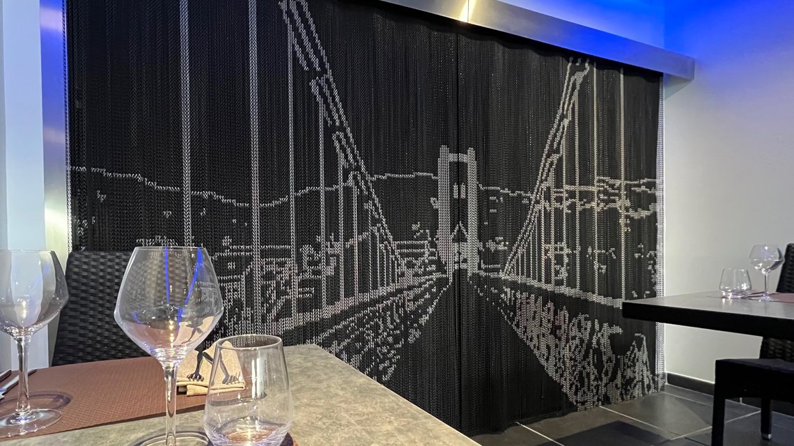 Rideau décoratif en chaînes aluminium pour restaurant - <p>Rideau architectural en chaînes à maillons aluminium Kriskadecor utilisé comme élément décoratif dans un projet de restaurant.</p>