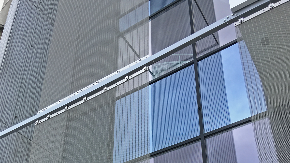 maille métallique câblée inox en façade d'un bâtiment de bureaux www.maillemetaldesign.fr  - <p>maille métallique câblée inox en façade d’un bâtiment de bureaux <a href=