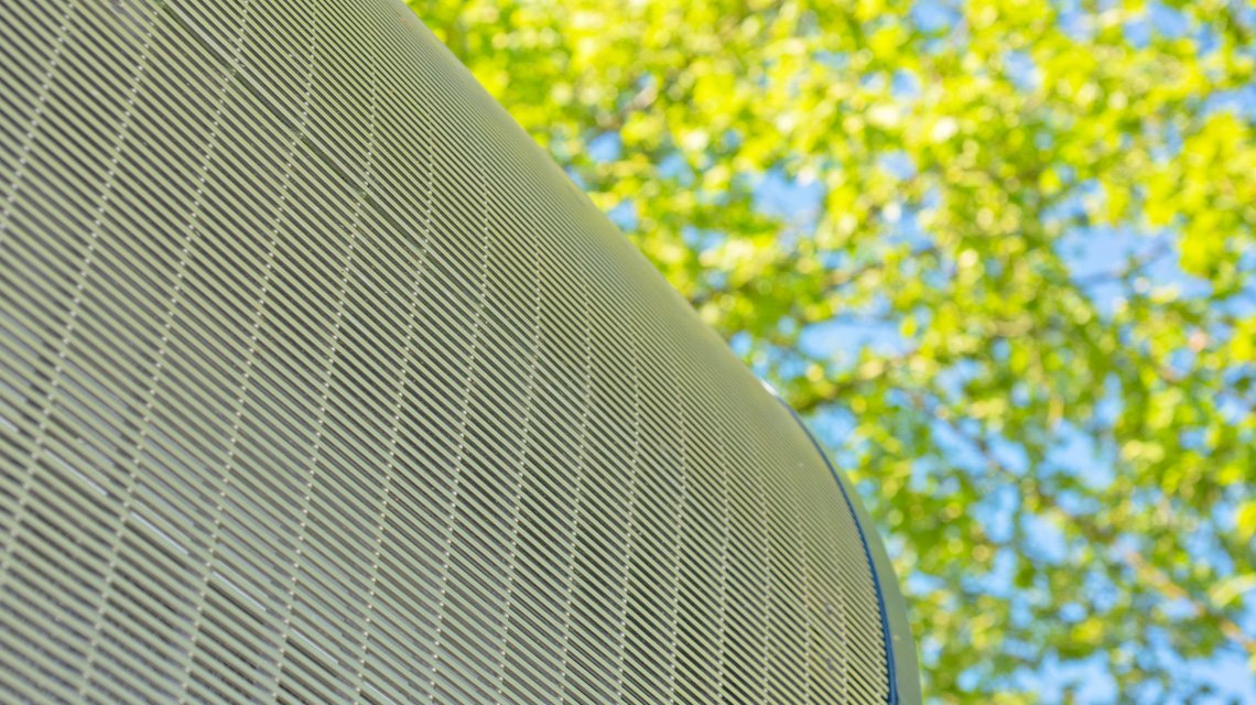 Détail de grille slot cintrée – Façade architecturale espace public - <p>Détail du profil slot cintré en inox 316L accompagnant les lignes courbes de l’architecture. Solution de façade métallique ventilée adaptée aux projets d’infrastructure et d’aménagement urbain.</p>