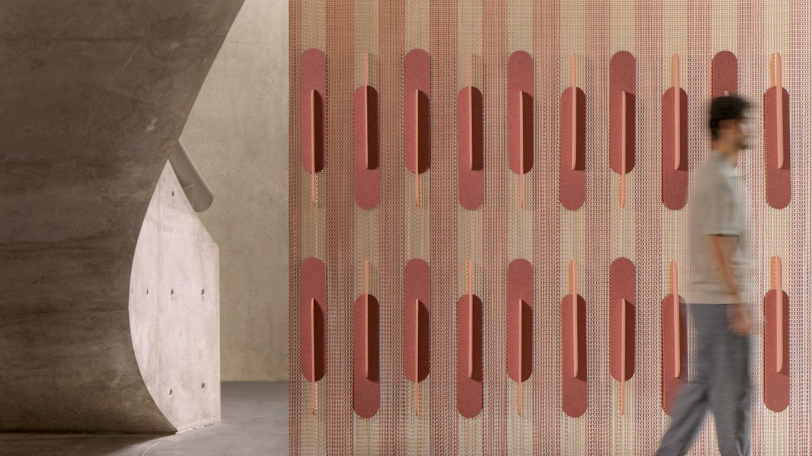 Installation décorative acoustique en chaînes aluminium Kriskadecor - <p>Installation architecturale décorative en chaînes à maillons aluminium Kriskadecor intégrant une solution acoustique pour les espaces contemporains.</p>