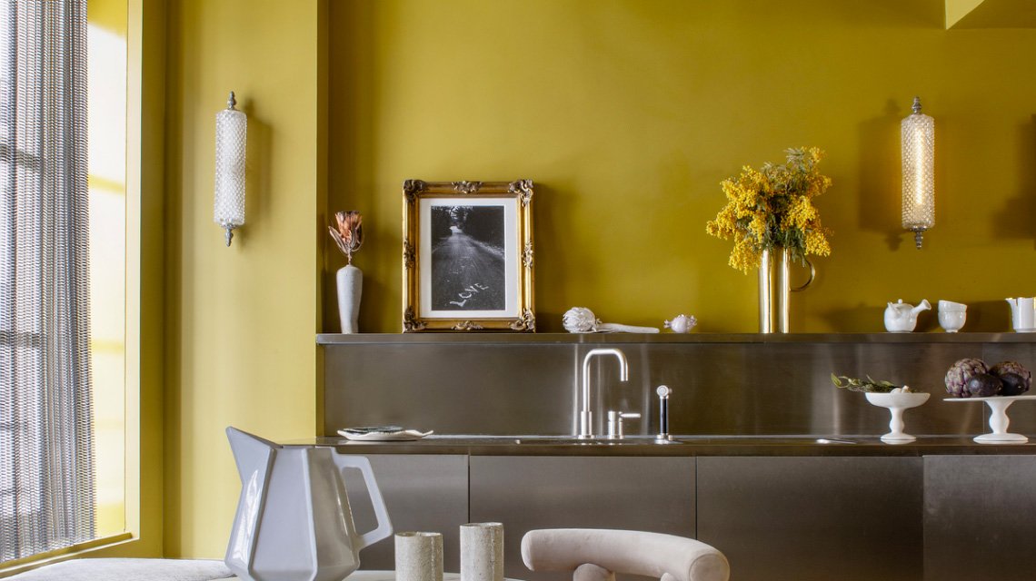 Maille métallique, matière et lumière – Intérieur contemporain - <p>Détail d’un intérieur contemporain où la maille métallique inox participe aux jeux de lumière, aux reflets et à la profondeur visuelle, créant une atmosphère douce et sophistiquée.</p>