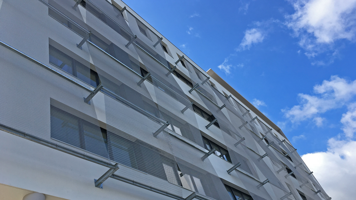 façade en résille métallique spiralée inox www.maillemetaldesign.fr - <p>façade en résille métallique spiralée inox <a href=