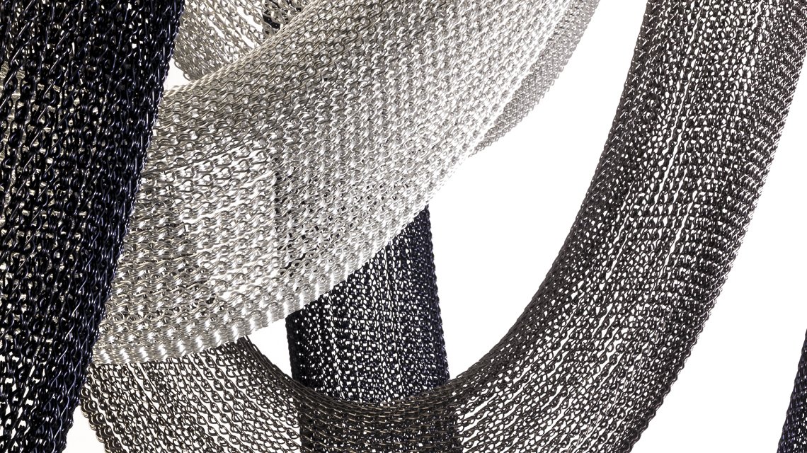Aura Collection by Yonoh. Photos de Pere Queralt - Luminaires en chaînes à maillons Kriskadecor en aluminium anodisé et personnalisables à l'infini - <p>Aura Collection by Yonoh. Photos de Pere Queralt - Luminaires en chaînes à maillons Kriskadecor en aluminium anodisé et personnalisables à l’infini</p>
