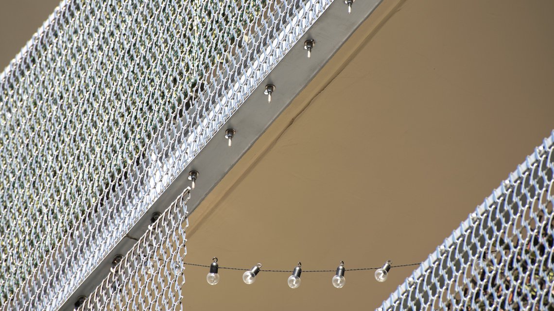 Façade & garde-corps en maille métallique spiralée en acier inoxydable www.maillemetaldesign.fr - <p>Dans ce projet de création de logements à Malakoff, la maille métallique en acier inoxydable a été intégrée comme remplissage de garde-corps et habillage en façade des bâtiments. Maille métallique spiralée EIFFEL40100 inox et son système de fixation TF60. La maille assure à la fois le remplissage des garde-corps et un habillage architectural continu, créant une lecture fluide et rythmée de l’enveloppe du bâtiment.</p>