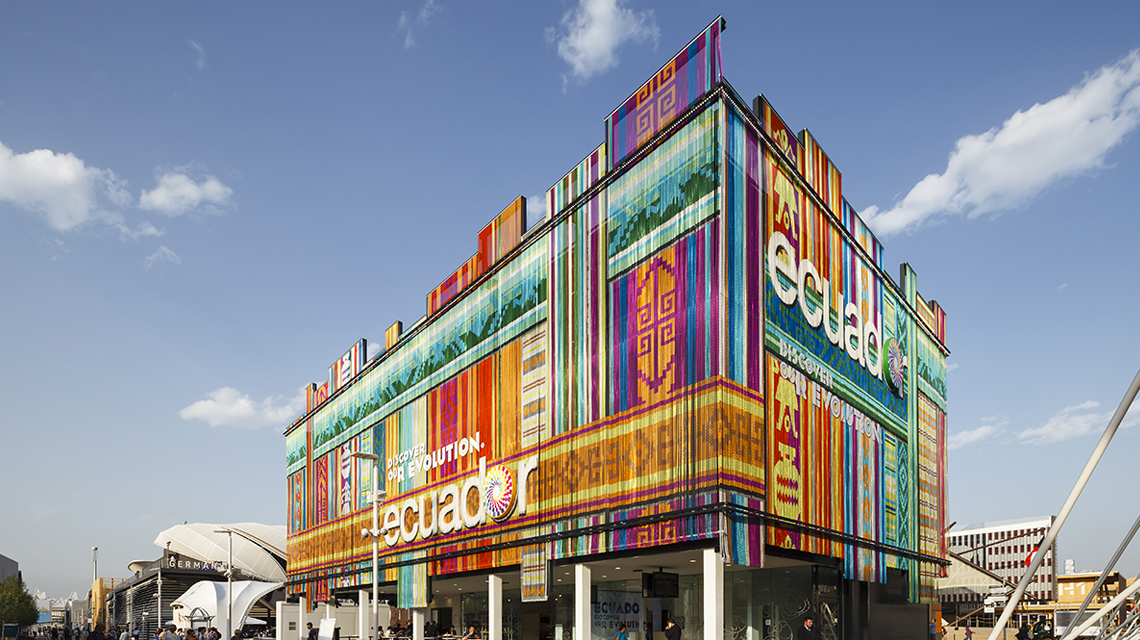 Façade en chaînes à maillons aluminium colorés kriska Milan www.maillemetaldesign.fr
