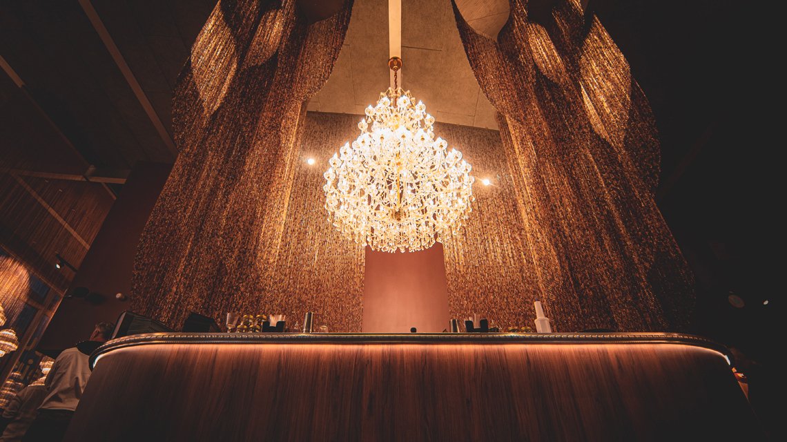 Lustre décoration plafond sur mesure en chaînes à maillons aluminium Kriskadecor pour l'accueil d'un restaurant. - <p>Lustre décoration plafond sur mesure en chaînes à maillons aluminium Kriskadecor pour l’accueil d’un restaurant.</p>